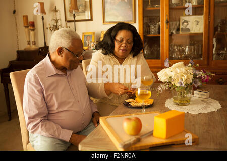 Paar genießt Wein und Cracker in Küche Stockfoto