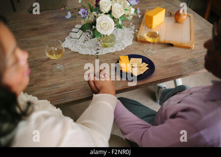 Nahaufnahme von Mann und Frau, die Hand in Hand Stockfoto