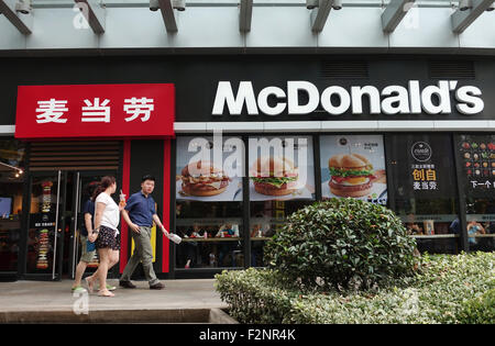 Shanghai, China. 01. Sep, 2015. McDonald's-Store in Shanghai, China, 1. September 2015. Foto: Jens Kalaene/Dpa/Alamy Live News Stockfoto