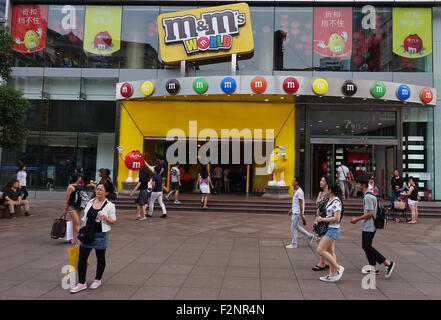 Shanghai, China. 01. Sep, 2015. Eine M & M speichern in Shanghai, China, 1. September 2015. Foto: Jens Kalaene/Dpa/Alamy Live News Stockfoto