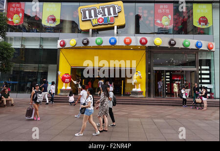 Shanghai, China. 01. Sep, 2015. Eine M & M speichern in Shanghai, China, 1. September 2015. Foto: Jens Kalaene/Dpa/Alamy Live News Stockfoto