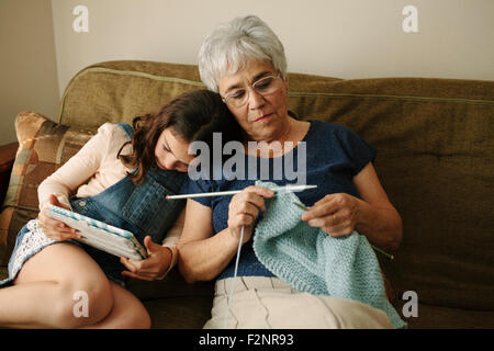 Großmutter und Enkelin im Wohnzimmer entspannen Stockfoto
