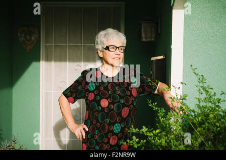 Frau stehend an Tür Stockfoto