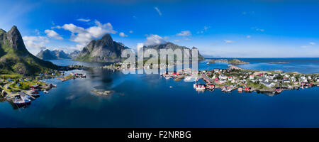 Atemberaubende Luftaufnahmen Panorama des Fischerdorfes Reine und umliegenden Fjorde auf Lofoten in Norwegen, berühmten touristischen destinati Stockfoto