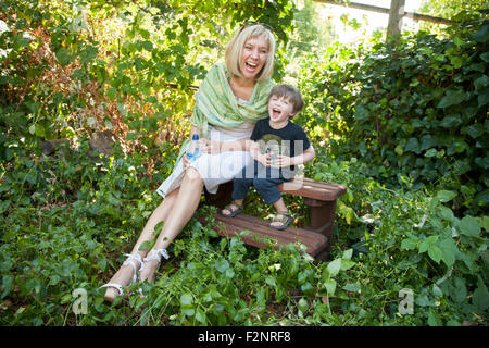 Kaukasische Großmutter und Enkel im Garten Stockfoto