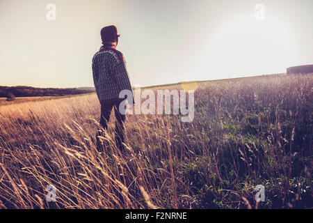 Frau im Feld bei Sonnenuntergang Stockfoto