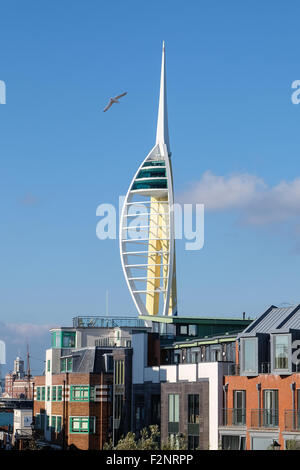 Ein Blick auf den Emirates Spinnaker Tower hinter Meerblick Wohnungen in alten Portsmouth Stockfoto