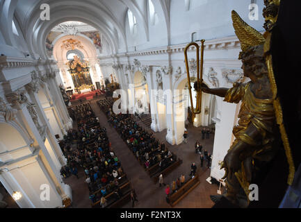 Fulda, Deutschland. 22. Sep, 2015. Ein goldener Engel auf der Orgel während der Eröffnungsgottesdienst auf der Herbst-Konferenz der Deutschen Bischofskonferenz im Dom zu Fulda, Deutschland, 22. September 2015 dargestellt. Die katholischen Bischöfe diskutieren die anhaltenden Flüchtlingskrise in Europa unter anderem während des traditionellen Treffens. Foto: ARNE DEDERT/Dpa/Alamy Live-Nachrichten Stockfoto