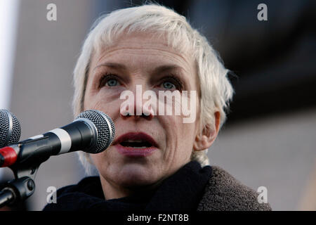 Annie Lennox schließt sich palästinensische Demonstranten auf dem Londoner Trafalgar Square zusammen mit geschätzten 15.000 Demonstranten protestierten gegen Israels Bombardierung des Gazastreifens Stockfoto