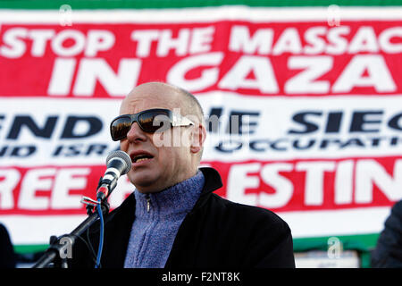 Brian Eno schließt sich palästinensische Demonstranten auf dem Londoner Trafalgar Square zusammen mit geschätzten 15.000 Demonstranten protestierten gegen Israels Bombardierung des Gazastreifens Stockfoto