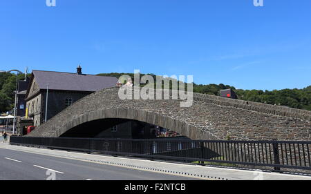 Die alte Brücke überquert den Fluss Taff in Pontypridd mit Pontypridd Museum im Hintergrund, Pontypridd, South Wales, UK Stockfoto