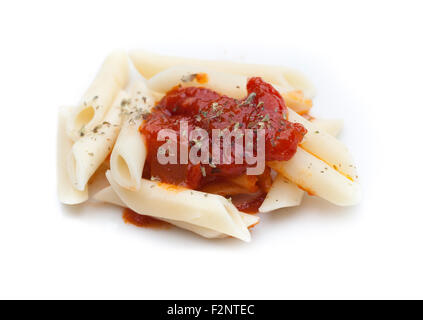 Nahaufnahme von Nudeln Makkaroni mit Tomatensauce in weißen Hintergrund isoliert Stockfoto