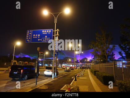 Shanghai, China. 31. August 2015. Die nächtlichen beleuchtet Expo-Achse, einem einen Kilometer langen zentralen Boulevard auf dem Pudong-Messegelände mit der weltweit größten Membrance Bau, in Shanghai, China, 31. August 2015. Foto: Jens Kalaene/Dpa/Alamy Live News Stockfoto