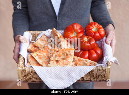 Junge Dame bietet traditionelle katalanische "Pa Amb Tomàquet" (Brot mit Tomate) bestehend aus Brot mit Tomaten eingerieben und Stockfoto