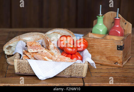 Traditionelle katalanische "Pa Amb Tomàquet" (Brot mit Tomate) bestehend aus Brot – optional gerösteten — mit Tomaten eingerieben Ove Stockfoto