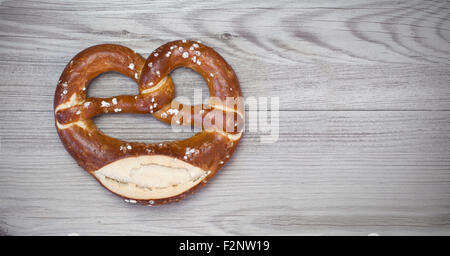 Leckere Brezel mit auf hölzernen Hintergrund mit textfreiraum für Ihren Text. Stockfoto