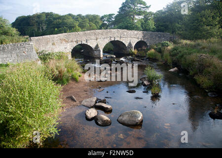 Historischen Lastesel-Brücke bei Postbridge, Dartmoor Nationalpark, Devon, England, UK, die Überquerung des Flusses East Dart Stockfoto