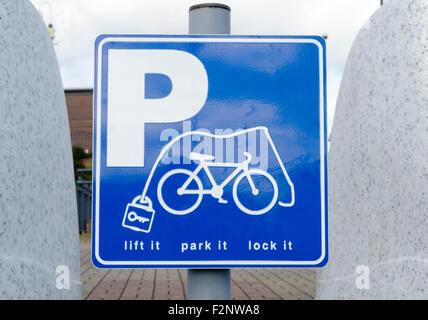 Melden Sie auf Fahrrad-Parkplatz Stockfoto