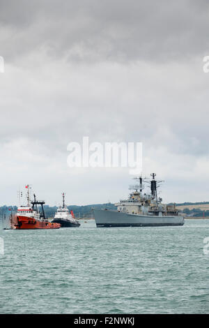 Portsmouth, UK. 22. September 2015. HMS Gloucester verlässt Portsmouth gebunden für die Türkei, wo sie verschrottet werden.  Bekannt als 'Kampf gegen G', wurde das Schiff im Jahr 2011 nach 25 Dienstjahren außer Dienst gestellt.  Die Marine-Flotte von 14 Altern Typ 42 s, vor allem in den 1970er Jahren gebaut hat weichen für die neue Hightech-Art 45 Zerstörer abgewickelt wurde. Bildnachweis: Paul Chambers/Alamy Live-Nachrichten Stockfoto