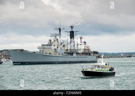 Portsmouth, Großbritannien. 22. September 2015. HMS Gloucester fährt Portsmouth gebunden für die Türkei, wo sie gestrichen werden. Als "Kampf gegen G', das Schiff 2011 nach 25 Jahren stillgelegt wurde. Die Flotte der Marine von 14 Alterung Typ 42 s, vor allem in den 1970er Jahren gebaut, hat Ausgelaufen weg für die neue Hi-tech Typ 45 Zerstörer zu machen. das Ende einer Ära Credit: Paul Chambers/Alamy leben Nachrichten Stockfoto