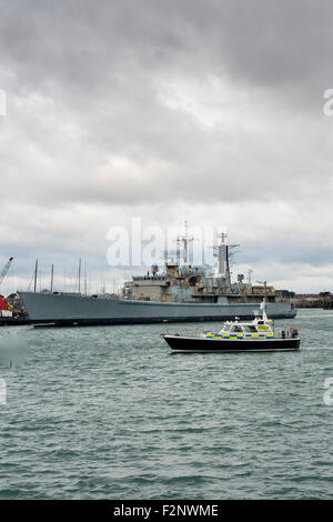 Portsmouth, Großbritannien. 22. September 2015. HMS Gloucester fährt Portsmouth gebunden für die Türkei, wo sie gestrichen werden. Als "Kampf gegen G', das Schiff 2011 nach 25 Jahren stillgelegt wurde. Die Flotte der Marine von 14 Alterung Typ 42 s, vor allem in den 1970er Jahren gebaut, hat Ausgelaufen weg für die neue Hi-tech Typ 45 Zerstörer zu machen. das Ende einer Ära Credit: Paul Chambers/Alamy leben Nachrichten Stockfoto