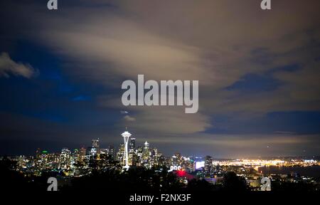 Seattle. 22. Sep, 2015. Foto aufgenommen am 19. September 2015 zeigt eine Nachtansicht von Seattle in den Vereinigten Staaten. Chinesischen Staatspräsidenten Xi Jinping wird voraussichtlich am 22. September zu einem offiziellen Besuch, einschließlich Treffen in Seattle mit amerikanischen Geschäftsleute und eine Rede vor der UNO in New York in den Vereinigten Staaten ankommen. © Yang Lei/Xinhua/Alamy Live-Nachrichten Stockfoto