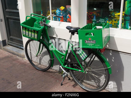 AMSTERDAM - 2. August 2015: Heineken Fahrrad vor der Heineken Brand Store. Die Heineken-Brand-Store ist die offizielle stor Stockfoto