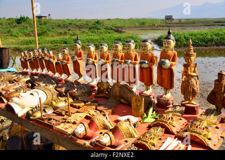 Souvenirs zum Verkauf in einem der 5 Tag drehen die Märkte am Nam Pan am Inle See, Shan Staat, Myanmar (Birma) Stockfoto