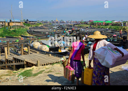 Long-tailed Motorboote geparkt in einem der 5 Tag drehen die Märkte am Nam Pan Am Ufer des Inle See, Shan Staat, Myanmar (Birma) Stockfoto