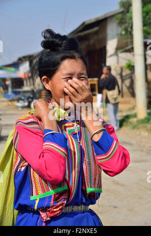 Indianerin am Phekhone (Phe-Khone) Steg, Phekhone Dorf, Myanmar (Birma, Burma), Asien Stockfoto