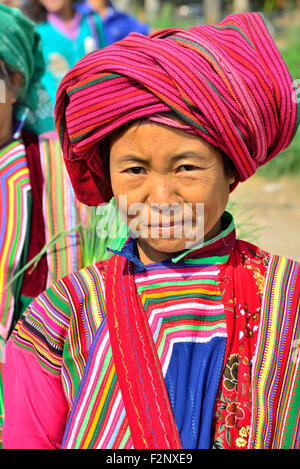 Stammesfrau in rotem Kostüm am Anleger von Phekhone (Phe-khone), im Dorf Phekhone, in Myanmar (Birma, Birma), Asien Stockfoto