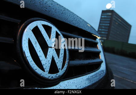 Datei - zeigt ein Datei-Bild zur Verfügung gestellt, am 22. September 2015 Regentropfen Perlenfischerei aus einem Volkswagen-Logo eines geparkten Fahrzeugs auf dem Parkplatz des deutschen Automobilherstellers Volkswagen AG in Wolfsburg, Deutschland, 23 Februar 2009. Foto: JOCHEN LUEBKE/dpa Stockfoto