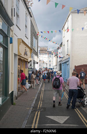 Menschen und Geschäfte in engen Straße, Salcombe, Devon, England, UK Stockfoto