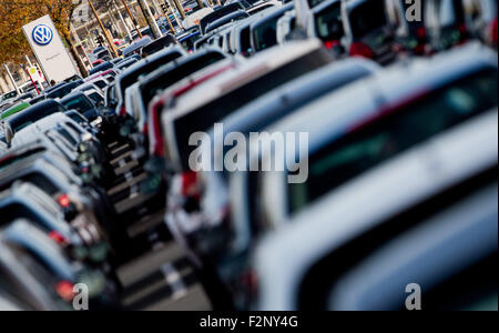 Wolfsburg, Deutschland. 23. Oktober 2014. Datei - Datei zeigen ein Bild zur Verfügung gestellt, am 22. September 2015 Autos, vor allem Volkswagen Fahrzeuge auf einem öffentlichen Parkplatz für Mitarbeiter im Volkswagenwerk in Wolfsburg, Deutschland, 23. Oktober 2014. Foto: JULIAN STRATENSCHULTE/Dpa/Alamy Live News Stockfoto