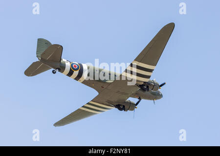 Eine c-47 Dakota (ZA 947) der Schlacht of Britain Memorial Flight fliegen an der Great Central Railway Weltkrieg zwei Wochenenden. Stockfoto