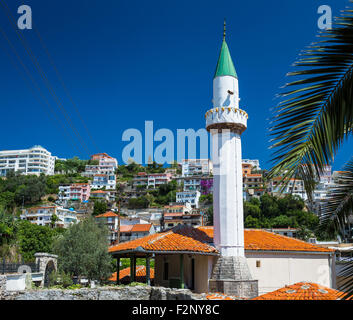 Minarett der Moschee am Strand "Mala Plaza" in der Innenstadt von Ulcinj Stockfoto