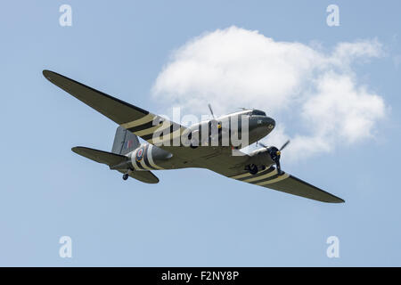 Eine c-47 Dakota (ZA 947) der Schlacht of Britain Memorial Flight fliegen an der Great Central Railway Weltkrieg zwei Wochenenden. Stockfoto