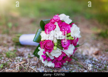 Hochzeit Blumenstrauß mit rosa Rosen auf den Boden gelegt Stockfoto