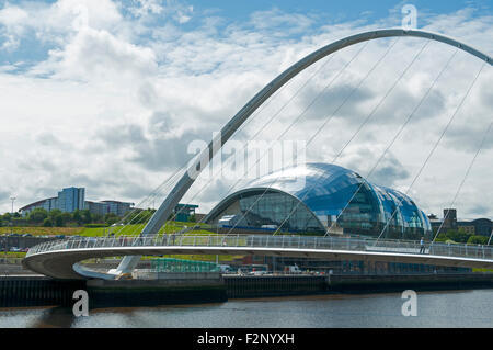 Die Gateshead Millennium Bridge und Salbei Zentrum über den Fluss Tyne, Newcastle-Gateshead, Tyne und Abnutzung, England, UK. Stockfoto