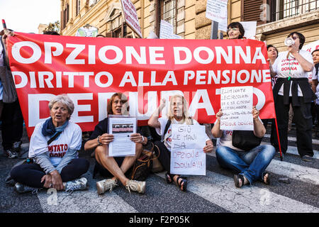 Rom, Italien. 22. Sep, 2015. Hunderte von "Esodati" versammeln, um eine Demonstration vor dem Ministerium für Wirtschaft und Finanzen zum protest gegen die italienische Regierung in Rom teilnehmen. Hunderte von "Dislocated Arbeitnehmer" oder "Esodati" in italienischer Sprache, wer nahm Vorruhestand aber finden sich jetzt ohne Einkommen für einen Zeitraum von zwei Jahren nach das Renteneintrittsalter angehoben wurde, nehmen Sie Teil an einer Demonstration außerhalb des Ministeriums für Wirtschaft und Finanzen in Rom gegen die italienische Regierung zu protestieren. Bildnachweis: Giuseppe Ciccia/Pacific Press/Alamy Live-Nachrichten Stockfoto