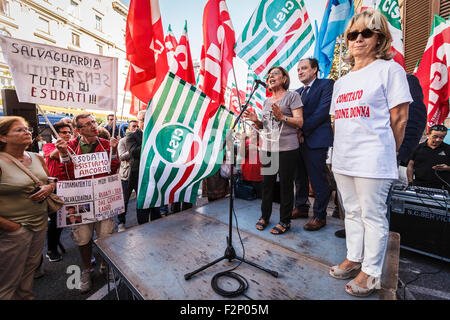 Rom, Italien. 22. Sep, 2015. Mitglieder der Union sprechen während einer Demonstration vor dem Ministerium für Wirtschaft und Finanzen zum protest gegen die italienische Regierung in Rom. Hunderte von "Dislocated Arbeitnehmer" oder "Esodati" in italienischer Sprache, wer nahm Vorruhestand aber finden sich jetzt ohne Einkommen für einen Zeitraum von zwei Jahren nach das Renteneintrittsalter angehoben wurde, nehmen Sie Teil an einer Demonstration außerhalb des Ministeriums für Wirtschaft und Finanzen in Rom gegen die italienische Regierung zu protestieren. Bildnachweis: Giuseppe Ciccia/Pacific Press/Alamy Live-Nachrichten Stockfoto