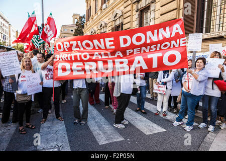 Rom, Italien. 22. Sep, 2015. Hunderte von "Esodati" versammeln, um eine Demonstration vor dem Ministerium für Wirtschaft und Finanzen zum protest gegen die italienische Regierung in Rom teilnehmen. Hunderte von "Dislocated Arbeitnehmer" oder "Esodati" in italienischer Sprache, wer nahm Vorruhestand aber finden sich jetzt ohne Einkommen für einen Zeitraum von zwei Jahren nach das Renteneintrittsalter angehoben wurde, nehmen Sie Teil an einer Demonstration außerhalb des Ministeriums für Wirtschaft und Finanzen in Rom gegen die italienische Regierung zu protestieren. Bildnachweis: Giuseppe Ciccia/Pacific Press/Alamy Live-Nachrichten Stockfoto