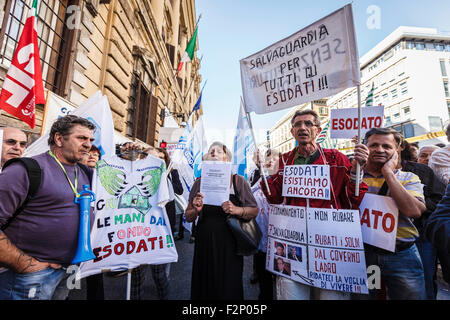 Rom, Italien. 22. Sep, 2015. Hunderte von "Esodati" versammeln, um eine Demonstration vor dem Ministerium für Wirtschaft und Finanzen zum protest gegen die italienische Regierung in Rom teilnehmen. Hunderte von "Dislocated Arbeitnehmer" oder "Esodati" in italienischer Sprache, wer nahm Vorruhestand aber finden sich jetzt ohne Einkommen für einen Zeitraum von zwei Jahren nach das Renteneintrittsalter angehoben wurde, nehmen Sie Teil an einer Demonstration außerhalb des Ministeriums für Wirtschaft und Finanzen in Rom gegen die italienische Regierung zu protestieren. Bildnachweis: Giuseppe Ciccia/Pacific Press/Alamy Live-Nachrichten Stockfoto