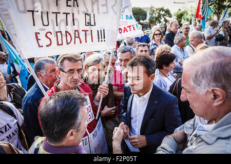 Rom, Italien. 22. Sep, 2015. Stefano Fassina (C), italienischer Ökonom und Politiker, nehmen Sie Teil an einer Demonstration vor dem Ministerium für Wirtschaft und Finanzen zum protest gegen die italienische Regierung in Rom. Hunderte von "Dislocated Arbeitnehmer" oder "Esodati" in italienischer Sprache, wer nahm Vorruhestand aber finden sich jetzt ohne Einkommen für einen Zeitraum von zwei Jahren nach das Renteneintrittsalter angehoben wurde, nehmen Sie Teil an einer Demonstration außerhalb des Ministeriums für Wirtschaft und Finanzen in Rom gegen die italienische Regierung zu protestieren. Bildnachweis: Giuseppe Ciccia/Pacific Press/Alamy Live-Nachrichten Stockfoto