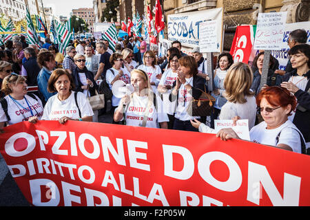 Rom, Italien. 22. Sep, 2015. "Esodati" Arbeiter rufen Parolen, nehmen sie Teil an einer Demonstration vor dem Ministerium für Wirtschaft und Finanzen zum protest gegen die italienische Regierung in Rom. Hunderte von "Dislocated Arbeitnehmer" oder "Esodati" in italienischer Sprache, wer nahm Vorruhestand aber finden sich jetzt ohne Einkommen für einen Zeitraum von zwei Jahren nach das Renteneintrittsalter angehoben wurde, nehmen Sie Teil an einer Demonstration außerhalb des Ministeriums für Wirtschaft und Finanzen in Rom gegen die italienische Regierung zu protestieren. Bildnachweis: Giuseppe Ciccia/Pacific Press/Alamy Live-Nachrichten Stockfoto