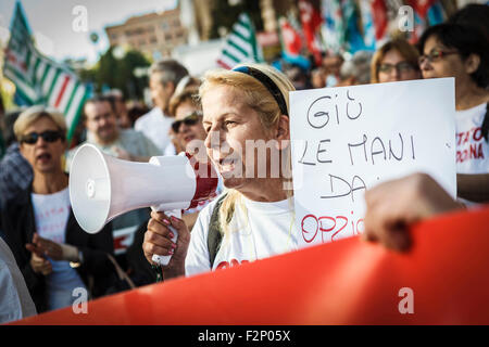 Rom, Italien. 22. Sep, 2015. "Esodati" Arbeiter rufen Parolen, nehmen sie Teil an einer Demonstration vor dem Ministerium für Wirtschaft und Finanzen zum protest gegen die italienische Regierung in Rom. Hunderte von "Dislocated Arbeitnehmer" oder "Esodati" in italienischer Sprache, wer nahm Vorruhestand aber finden sich jetzt ohne Einkommen für einen Zeitraum von zwei Jahren nach das Renteneintrittsalter angehoben wurde, nehmen Sie Teil an einer Demonstration außerhalb des Ministeriums für Wirtschaft und Finanzen in Rom gegen die italienische Regierung zu protestieren. Bildnachweis: Giuseppe Ciccia/Pacific Press/Alamy Live-Nachrichten Stockfoto