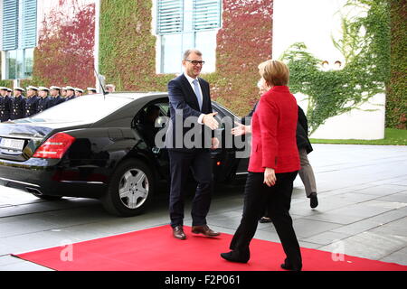 Berlin, Deutschland. 22. Sep, 2015. Finnische Primer Juha Sipilä mit militärischen Ehren zu offiziellen Besuch von Bundeskanzlerin Angela Merkel empfangen. Sipilä besucht Deutschland für bilaterale Gespräche über Reccent europäischen Flüchtlingskrise. Bildnachweis: Jakob Ratz/Pacific Press/Alamy Live-Nachrichten Stockfoto