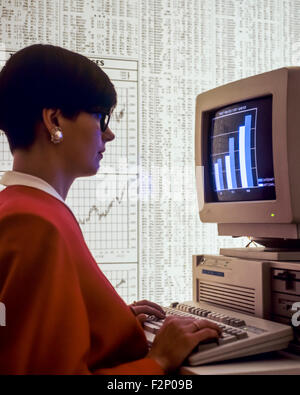 Studium der Statistik Diagramm auf Computer und Aktienmarkt zusammengesetzte Transaktionen auflisten Hintergrund Geschäftsfrau Stockfoto