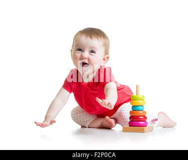 fröhliche Mädchen spielen mit bunten Spielzeug isoliert auf weiss Stockfoto