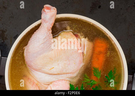 Ganze Hähnchenkeule in Huhn Brühe Draufsicht Stockfoto